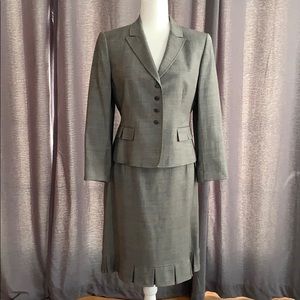 Tahari Jacket/Blazer & Skirt Suit EUC 8P